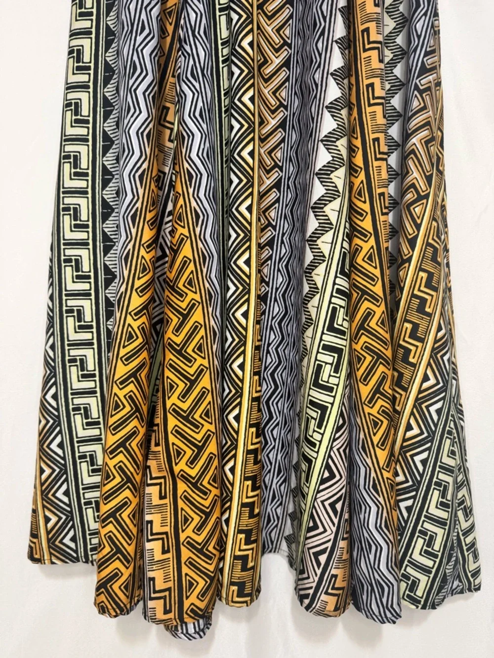 Beautiful Maxi skirt with bold geometric patterns Size L